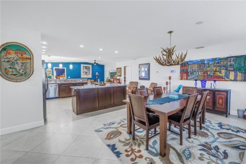 House in Saint Petersburg, Florida 4 bedrooms, 181.35 sq.m. № 1666795 - photo 4
