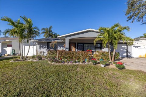 House in Saint Petersburg, Florida 4 bedrooms, 181.35 sq.m. № 1666795 - photo 1