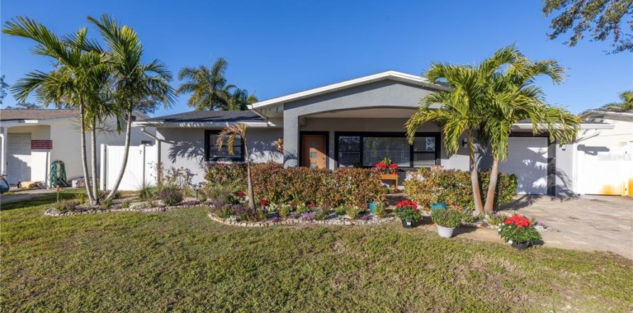 House in Saint Petersburg, Florida 4 bedrooms, 181.35 sq.m. № 1666795