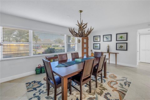 House in Saint Petersburg, Florida 4 bedrooms, 181.35 sq.m. № 1666795 - photo 6