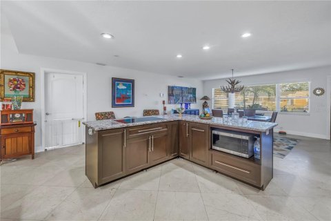 House in Saint Petersburg, Florida 4 bedrooms, 181.35 sq.m. № 1666795 - photo 13