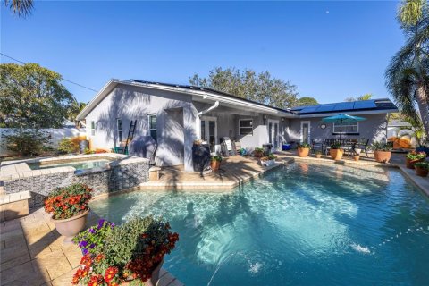 House in Saint Petersburg, Florida 4 bedrooms, 181.35 sq.m. № 1666795 - photo 3