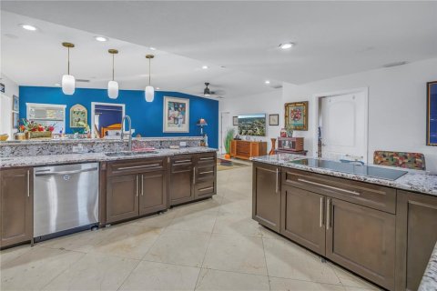 House in Saint Petersburg, Florida 4 bedrooms, 181.35 sq.m. № 1666795 - photo 12