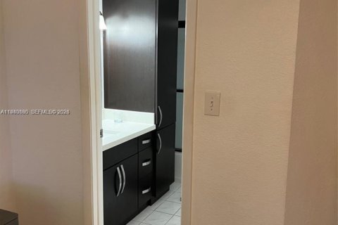 Condo in Miami, Florida, 2 bedrooms  № 2003001 - photo 14