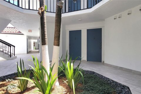 Condo in Miami, Florida, 2 bedrooms  № 2003001 - photo 3