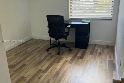 Condo in Miami, Florida, 2 bedrooms  № 2003001 - photo 12