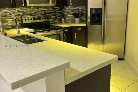 Condo in Miami, Florida, 2 bedrooms  № 2003001 - photo 10