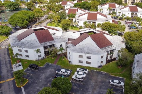 Condo in Miami, Florida, 2 bedrooms  № 2003001 - photo 2