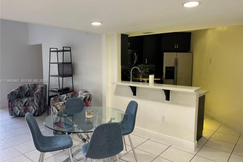 Condo in Miami, Florida, 2 bedrooms  № 2003001 - photo 8