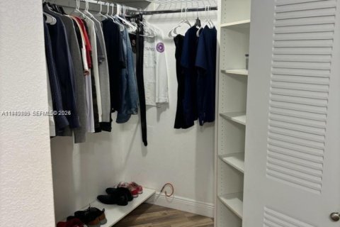 Condo in Miami, Florida, 2 bedrooms  № 2003001 - photo 19