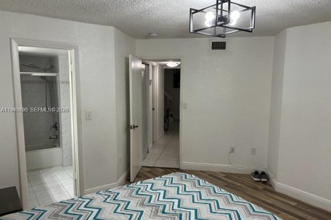 Condo in Miami, Florida, 2 bedrooms  № 2003001 - photo 15