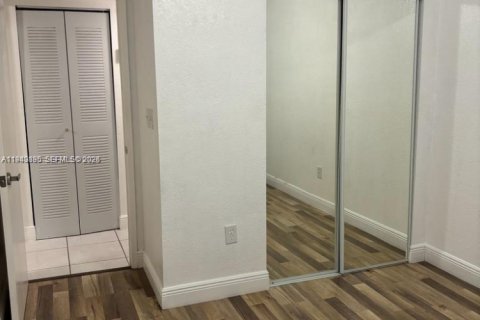 Condo in Miami, Florida, 2 bedrooms  № 2003001 - photo 13