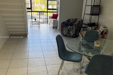 Condo in Miami, Florida, 2 bedrooms  № 2003001 - photo 6