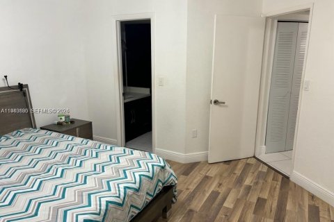 Condo in Miami, Florida, 2 bedrooms  № 2003001 - photo 16