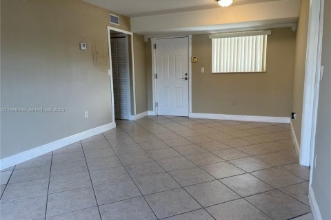 Copropriété à louer à Hialeah, Floride: 2 chambres, 95.22 m2 № 1989107 - photo 2