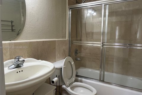 Copropriété à louer à Hialeah, Floride: 2 chambres, 95.22 m2 № 1989107 - photo 8