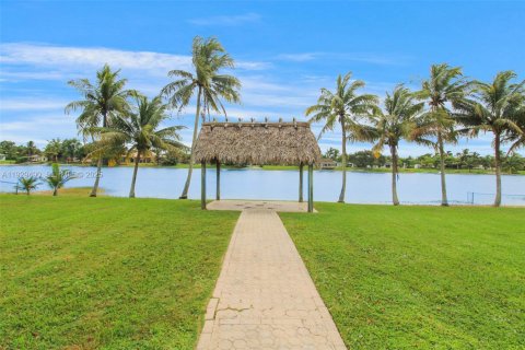 Снять в аренду виллу или дом в Майами, Флорида 3 спальни, 159.7м2, № 1988550 - фото 5