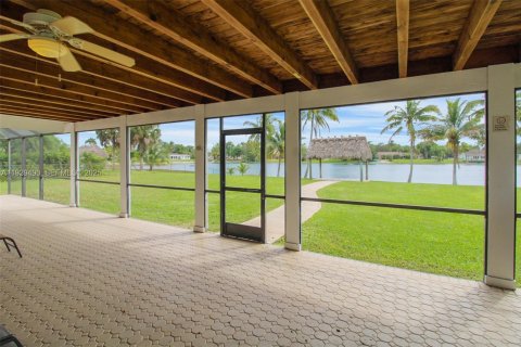 Снять в аренду виллу или дом в Майами, Флорида 3 спальни, 159.7м2, № 1988550 - фото 30