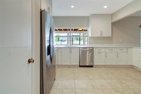 Снять в аренду виллу или дом в Майами, Флорида 3 спальни, 159.7м2, № 1988550 - фото 14