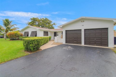 Снять в аренду виллу или дом в Майами, Флорида 3 спальни, 159.7м2, № 1988550 - фото 2