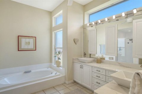 House in Bradenton, Florida 2 bedrooms, 199.46 sq.m. № 2212755 - photo 18