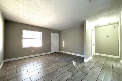 Commercial property in Tampa, Florida 4 bedrooms, 130.43 sq.m. № 1882754 - photo 2