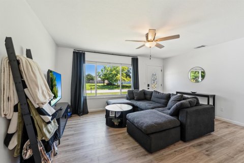 House in Vero Beach, Florida 3 bedrooms, 111.48 sq.m. № 2242339 - photo 2