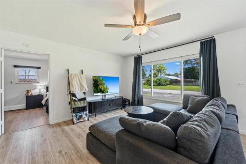 House in Vero Beach, Florida 3 bedrooms, 111.48 sq.m. № 2242339 - photo 11