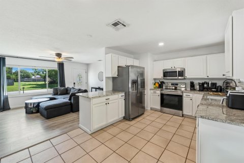 House in Vero Beach, Florida 3 bedrooms, 111.48 sq.m. № 2242339 - photo 3
