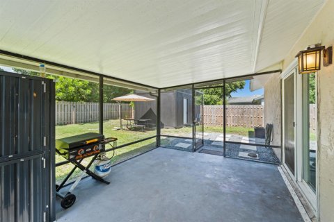 House in Vero Beach, Florida 3 bedrooms, 111.48 sq.m. № 2242339 - photo 21
