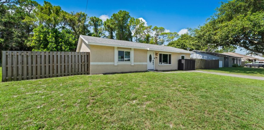 House in Vero Beach, Florida 3 bedrooms, 111.48 sq.m. № 2242339