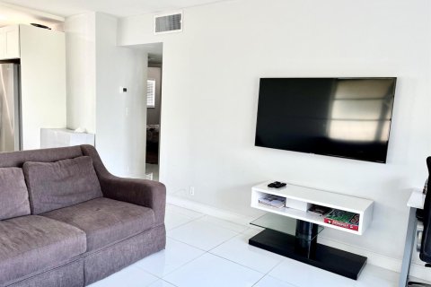 Copropriété à louer à Lantana, Floride: 2 chambres, 83.52 m2 № 2193465 - photo 6