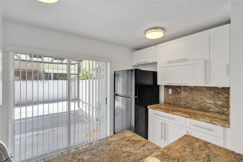 Condominio en alquiler en Miami, Florida, 2 dormitorios, 86.21 m2 № 2086148 - foto 7