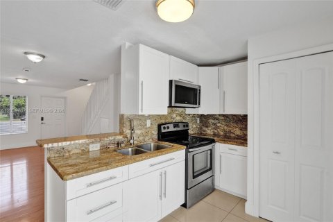 Condominio en alquiler en Miami, Florida, 2 dormitorios, 86.21 m2 № 2086148 - foto 10