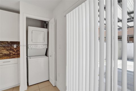 Condominio en alquiler en Miami, Florida, 2 dormitorios, 86.21 m2 № 2086148 - foto 27