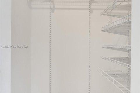 Condominio en alquiler en Miami, Florida, 2 dormitorios, 86.21 m2 № 2086148 - foto 18