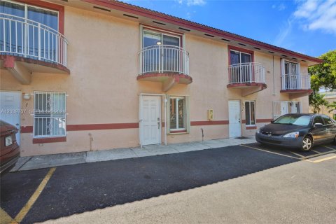 Condominio en alquiler en Miami, Florida, 2 dormitorios, 86.21 m2 № 2086148 - foto 2
