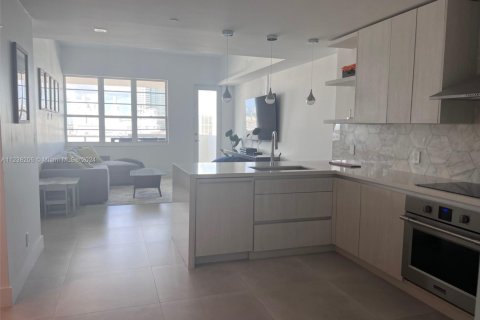 Copropriété à louer à Miami Beach, Floride: 2 chambres, 80.36 m2 № 1977204 - photo 2