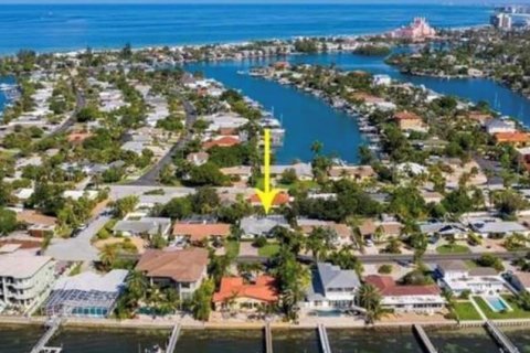 House in Saint Pete Beach, Florida 3 bedrooms, 195.93 sq.m. № 2093327