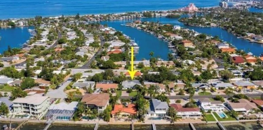 House in Saint Pete Beach, Florida 3 bedrooms, 195.93 sq.m. № 2093327