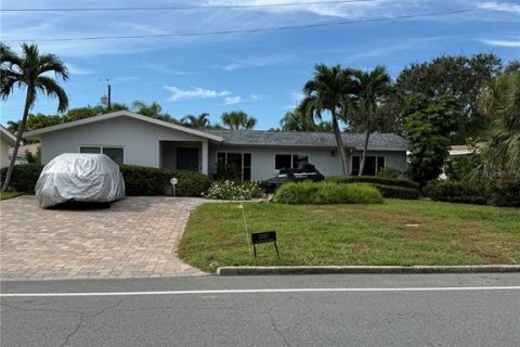 House in Saint Pete Beach, Florida 3 bedrooms, 195.93 sq.m. № 2093327 - photo 23