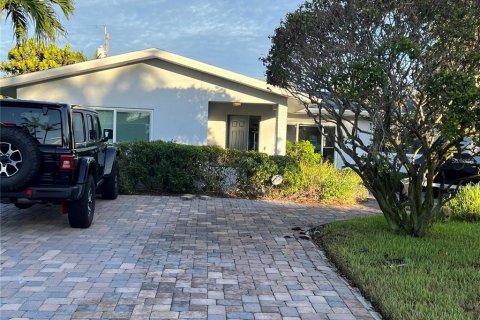 House in Saint Pete Beach, Florida 3 bedrooms, 195.93 sq.m. № 2093327 - photo 3