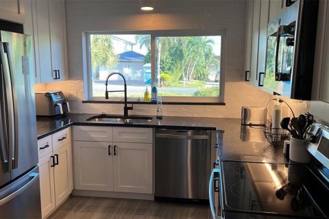 House in Saint Pete Beach, Florida 3 bedrooms, 195.93 sq.m. № 2093327 - photo 4