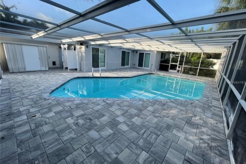 House in Saint Pete Beach, Florida 3 bedrooms, 195.93 sq.m. № 2093327 - photo 2