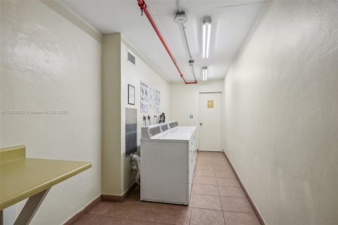 Condo in Miami Beach, Florida, 1 bedroom  № 2038920 - photo 19