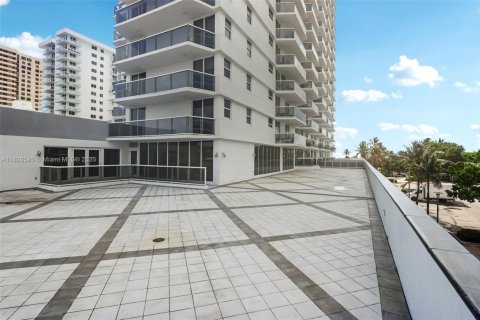 Condo in Miami Beach, Florida, 1 bedroom  № 2038920 - photo 18