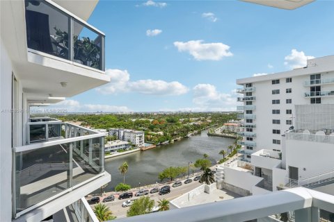 Condo in Miami Beach, Florida, 1 bedroom  № 2038920 - photo 16