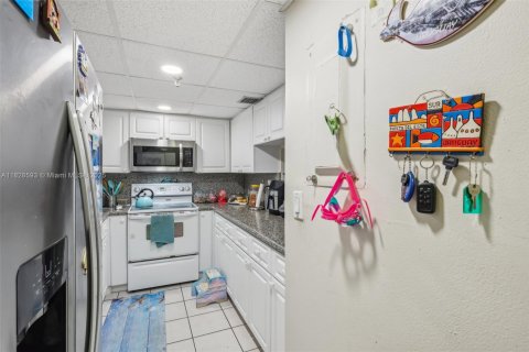 Condo in Miami Beach, Florida, 1 bedroom  № 2038920 - photo 8