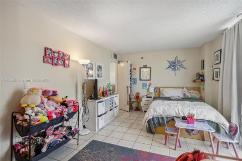 Condo in Miami Beach, Florida, 1 bedroom  № 2038920 - photo 11