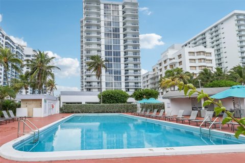 Condo in Miami Beach, Florida, 1 bedroom  № 2038920 - photo 17